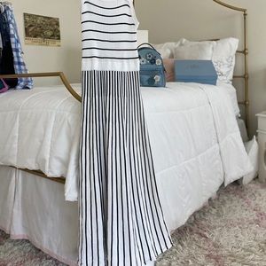 Lovely Banana Republic dress!! 🖤🤍